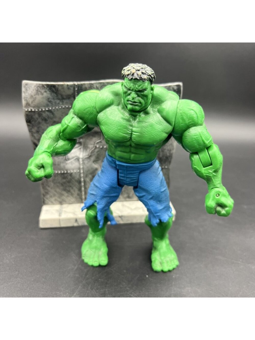 Toy Biz Marvel Legends 2003 The Incredible  Hulk Punching Hulk with smash wall